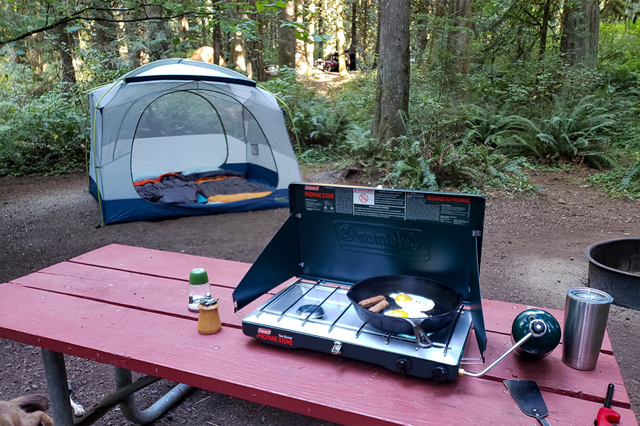 Set up the camping stove in a flat ground/ surface